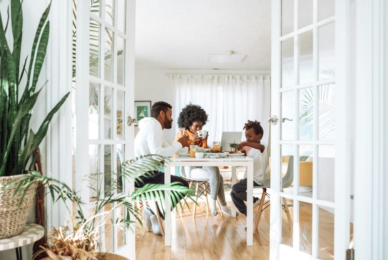famille dans une maison