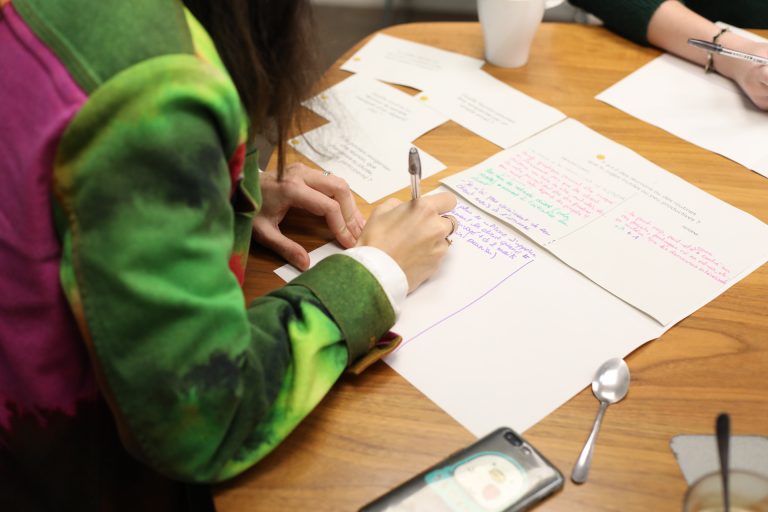 Session de brainstorming stratégie de marque avec post-its à Rennes