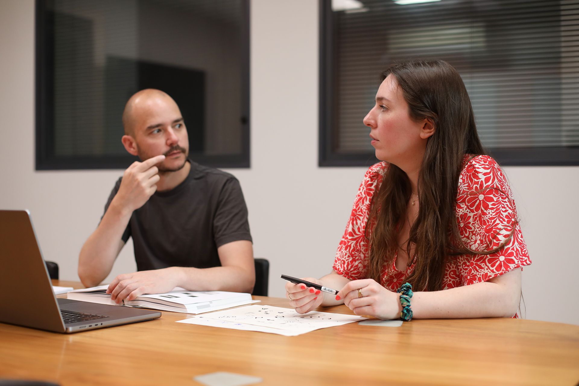 Séance de brief pour structurer le message d'une présentation PowerPoint à Rennes — Concept Image