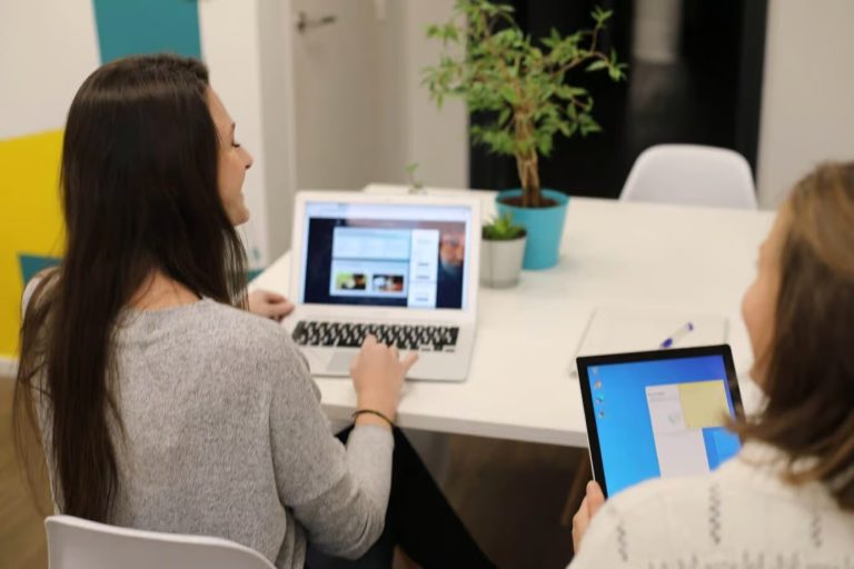 Interview utilisateur dans le cadre d'une étude de recherche UX et de tests utilisateurs à Rennes à l'agence Concept Image