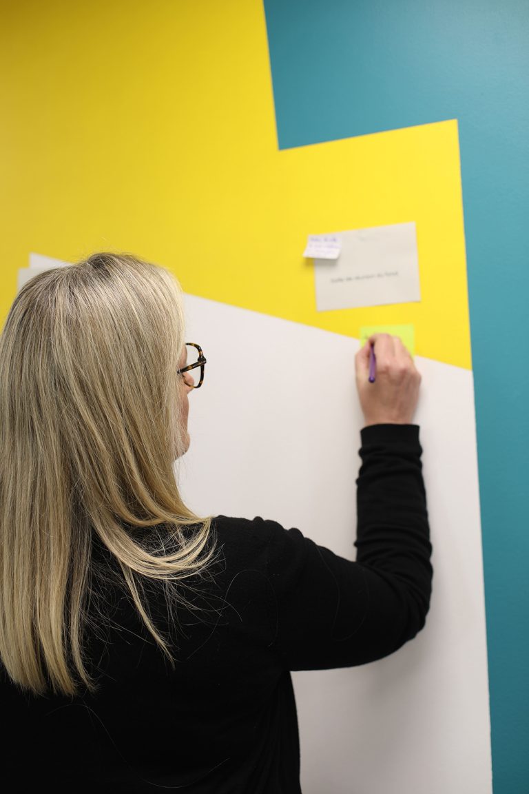 Participants travaillant sur des post-its lors d'un atelier collaboratif à Rennes