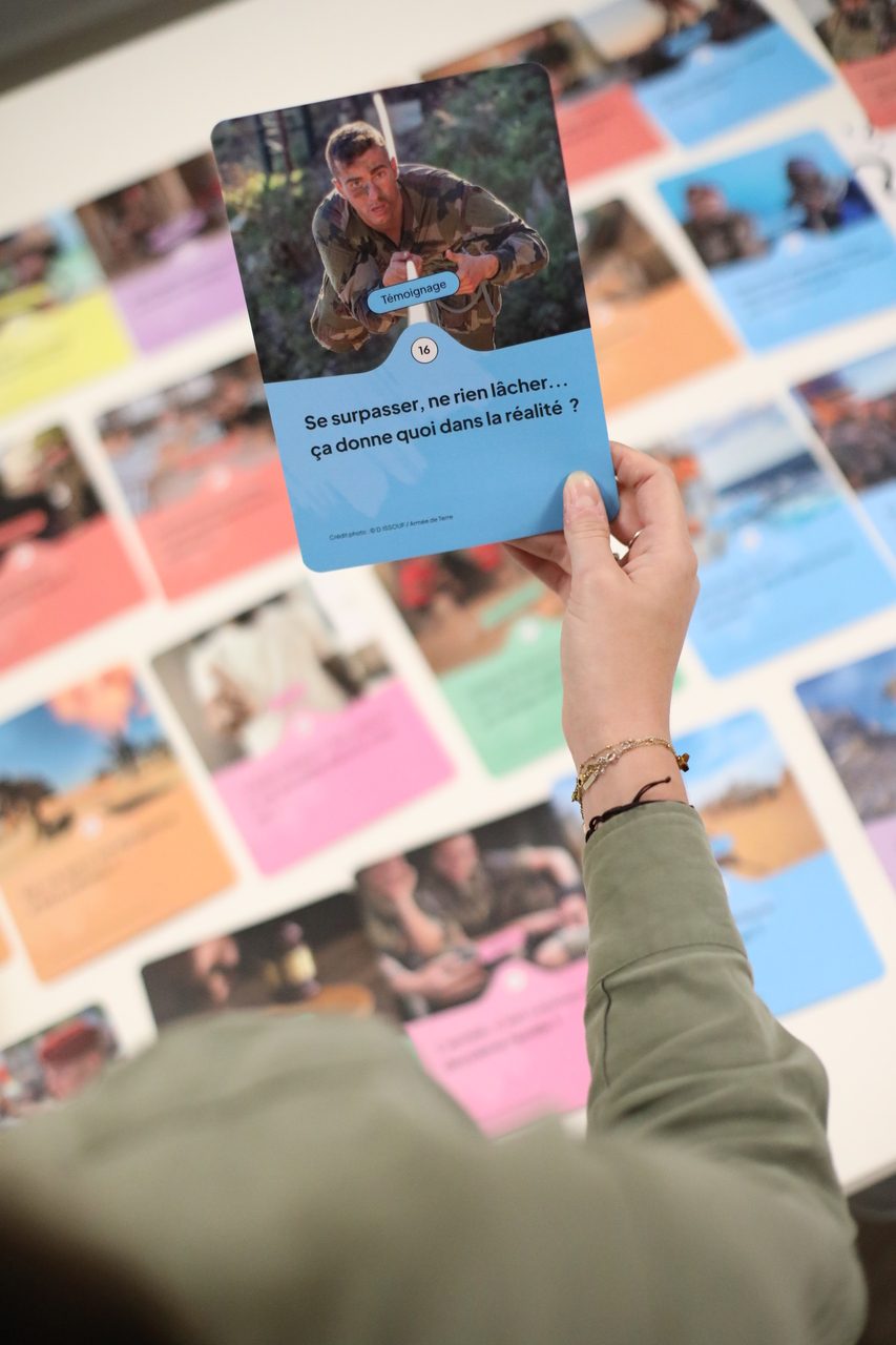 Livrables finalisés d'un serious game d'entreprise : cartes de jeu et pochette personnalisée prêts à l'usage