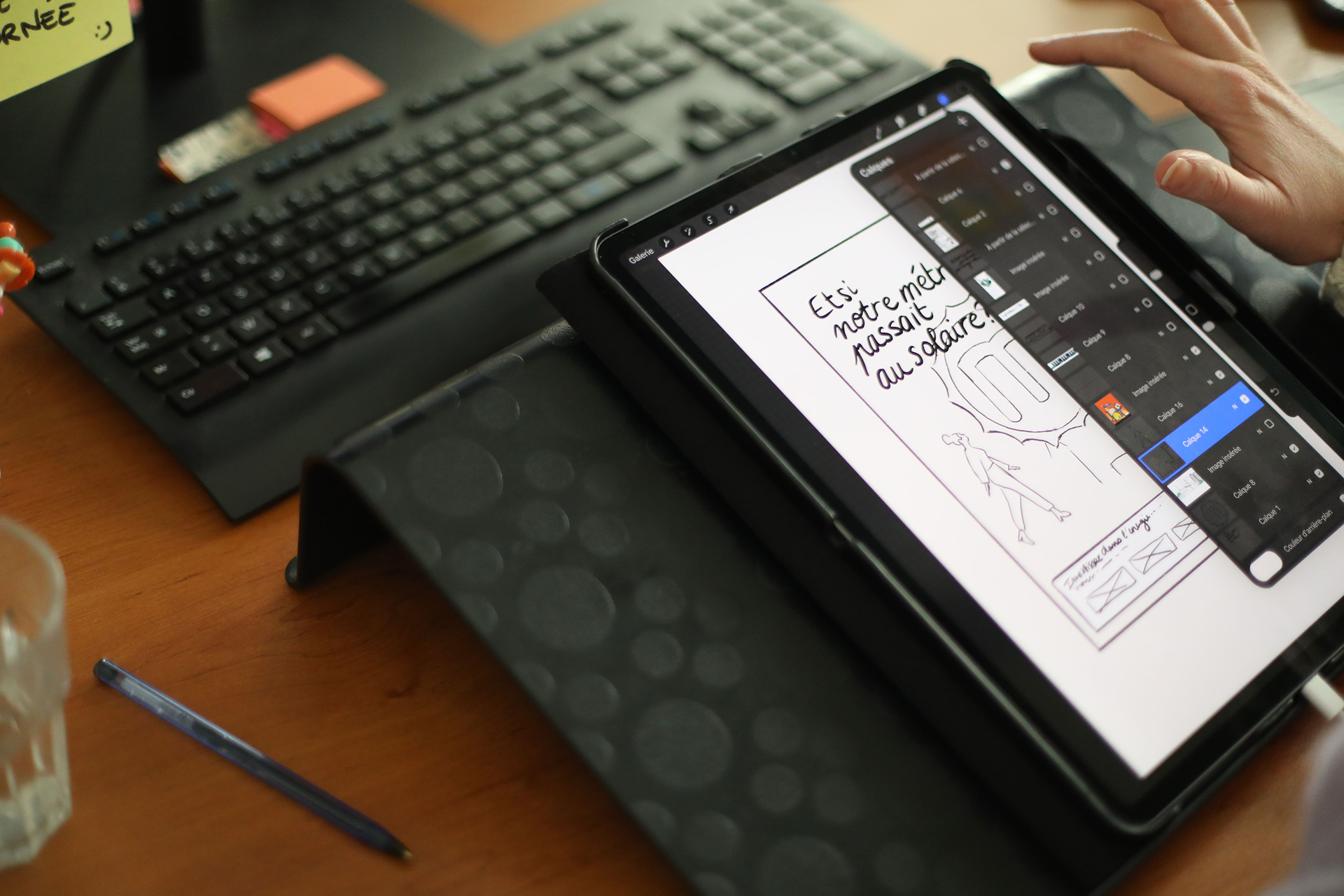 Phase d'esquisse et de croquis dans le processus de création d'une illustration sur mesure