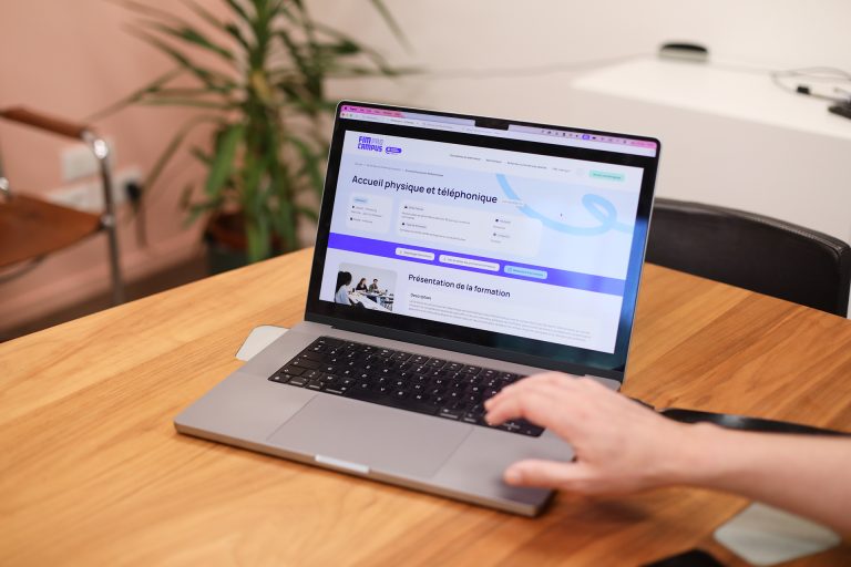 Designer créant des wireframes dans le cadre d'un projet de design UX UI à Rennes