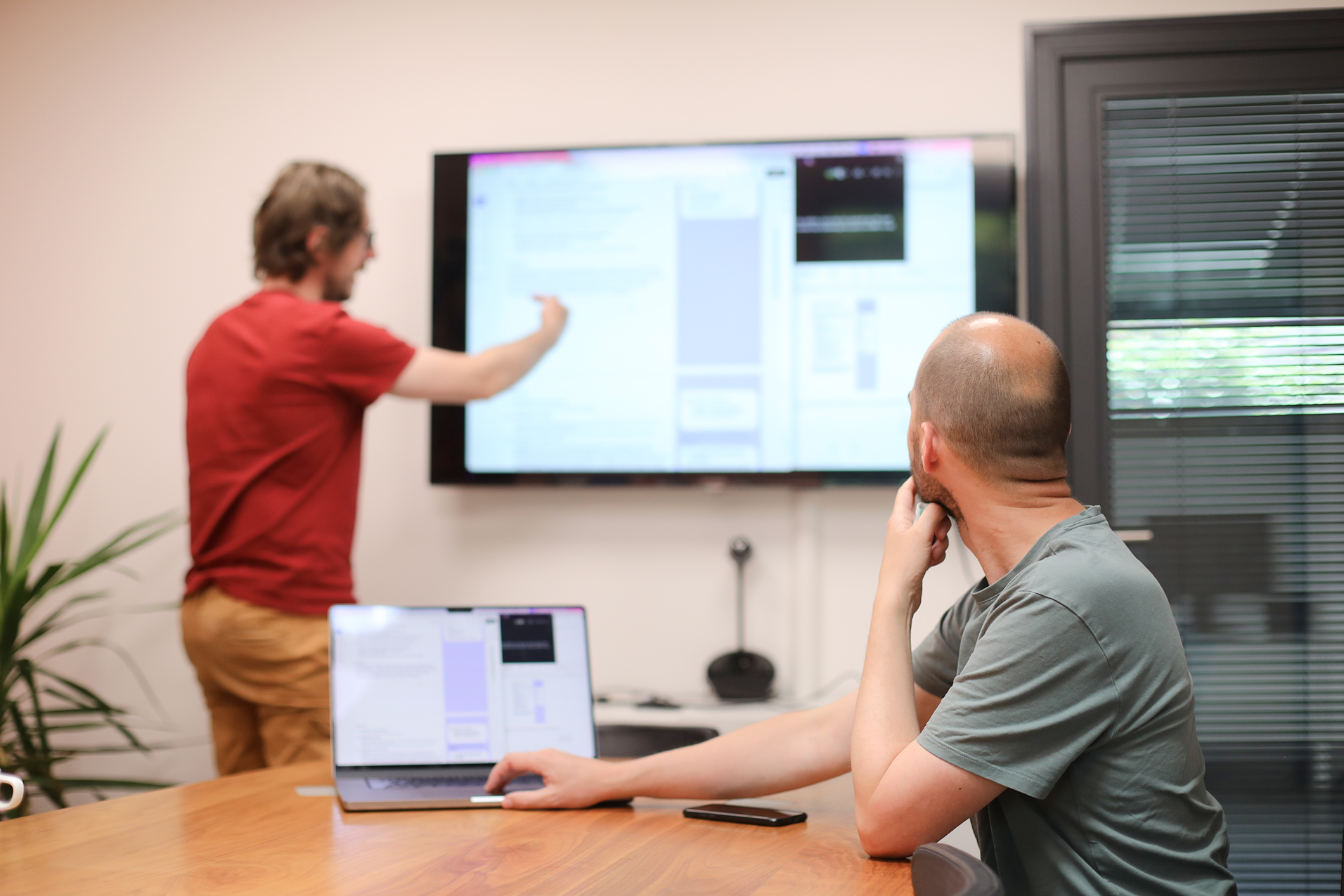 Équipe en revue d'un projet de design UX UI à l'agence Concept Image Rennes