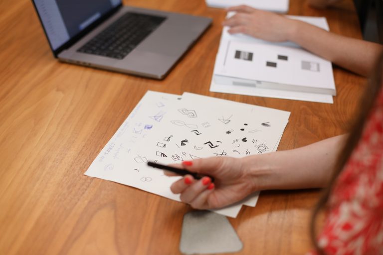 Exploration et croquis lors du processus de création d'un logo sur mesure à Rennes