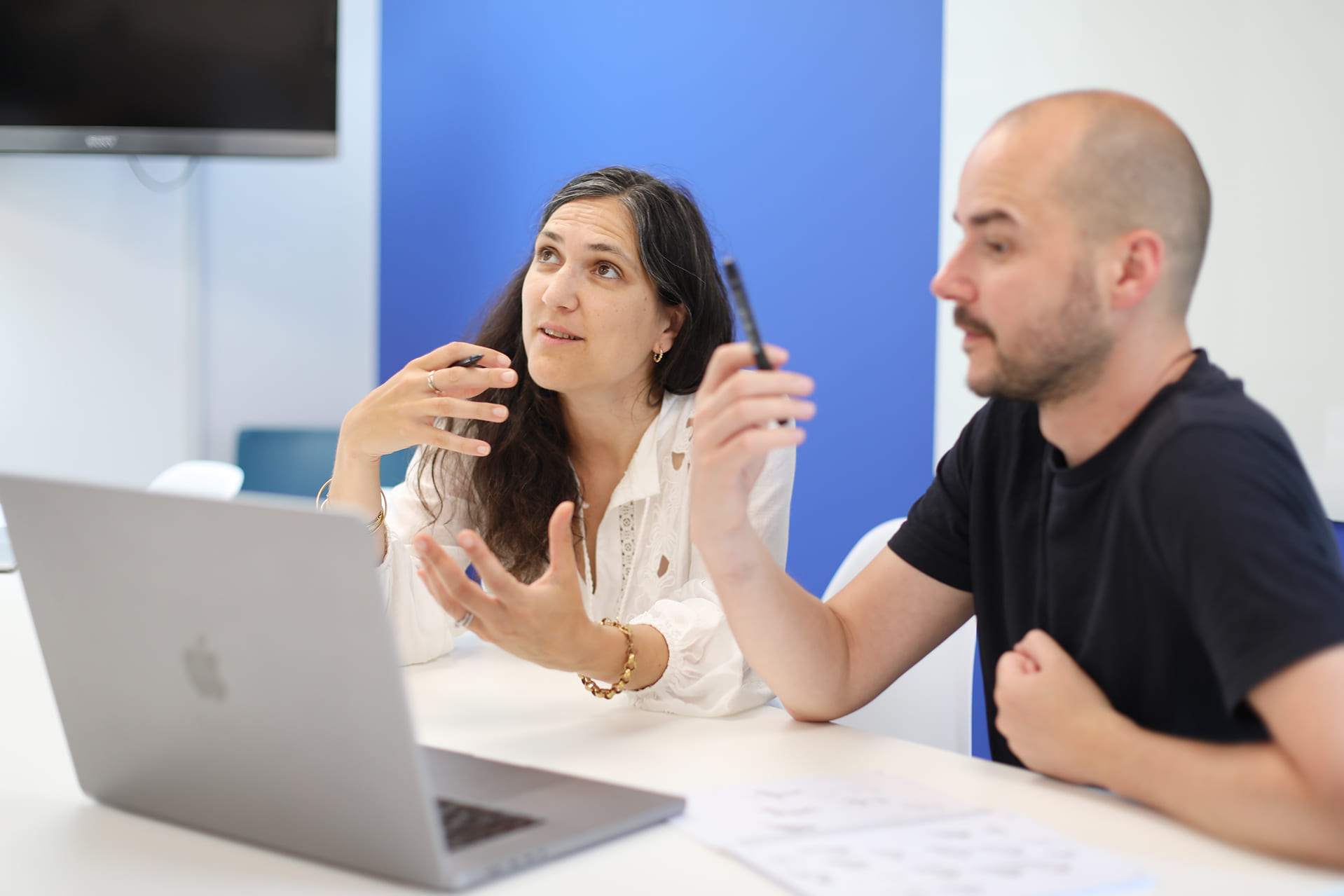 Chercheur UX observant et prenant des notes lors de tests utilisateurs à Rennes