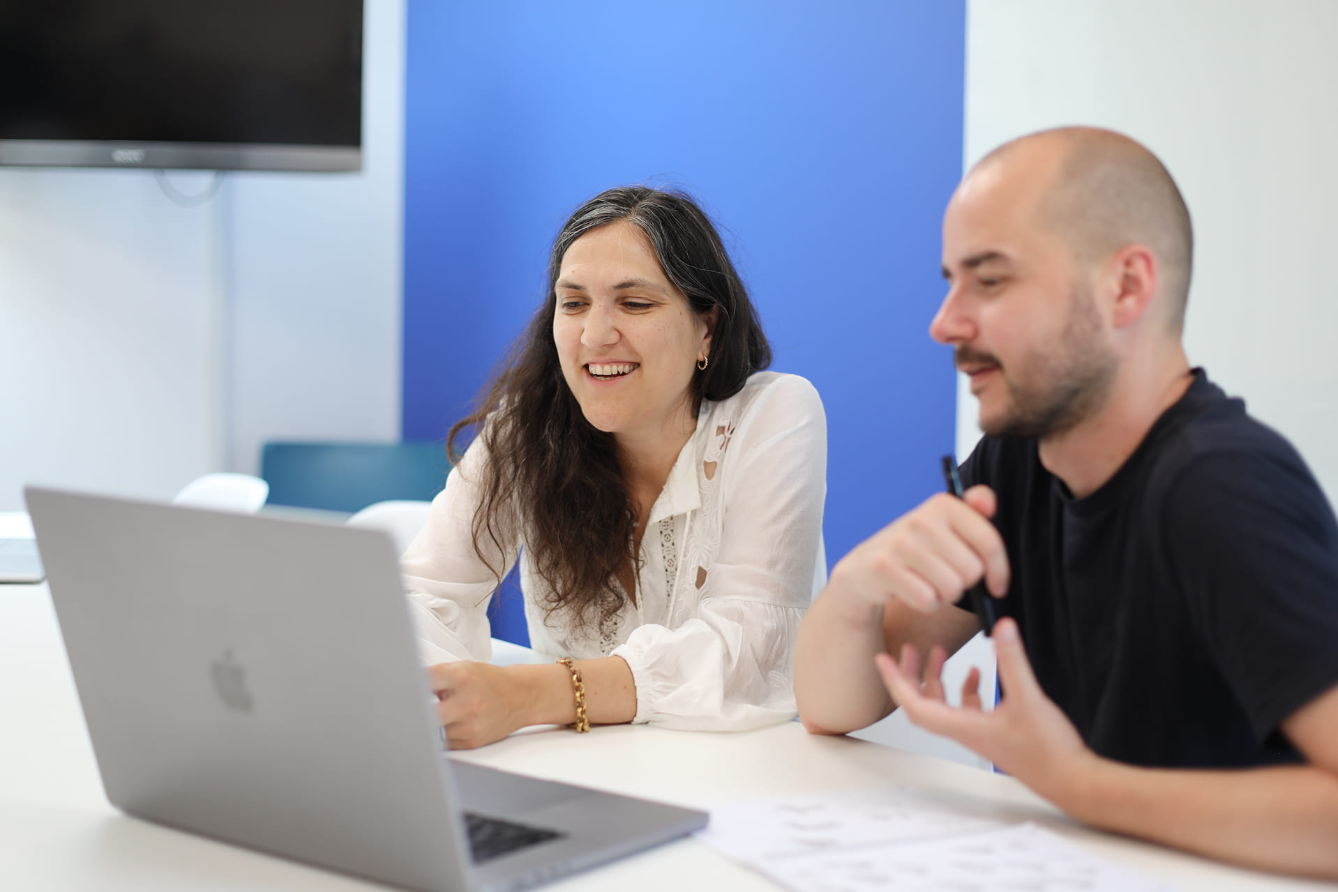 Formateur animant une session de formation en communication digitale à Rennes chez Concept Image