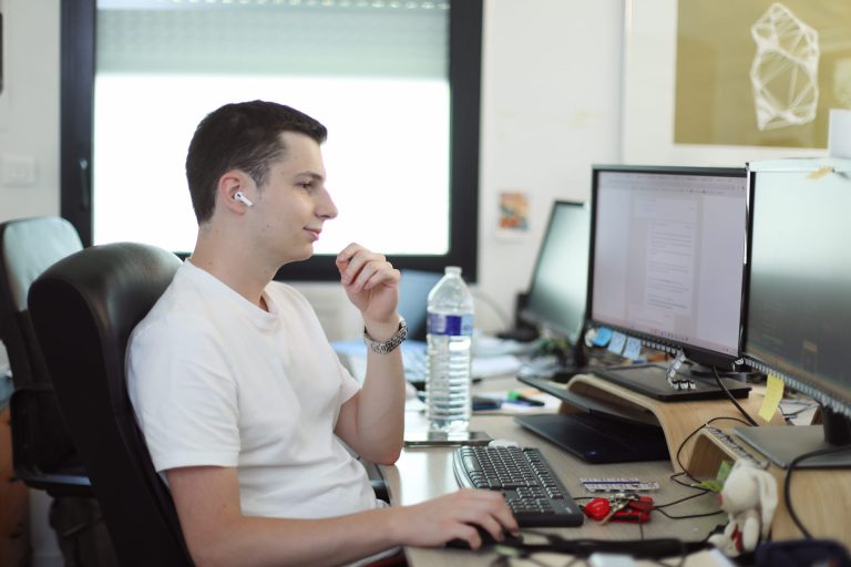 Développeur travaillant sur le développement d'une API sur mesure à Rennes à l'agence Concept Image