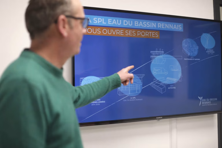 Présentateur utilisant une présentation PowerPoint professionnelle en réunion d'entreprise à Rennes