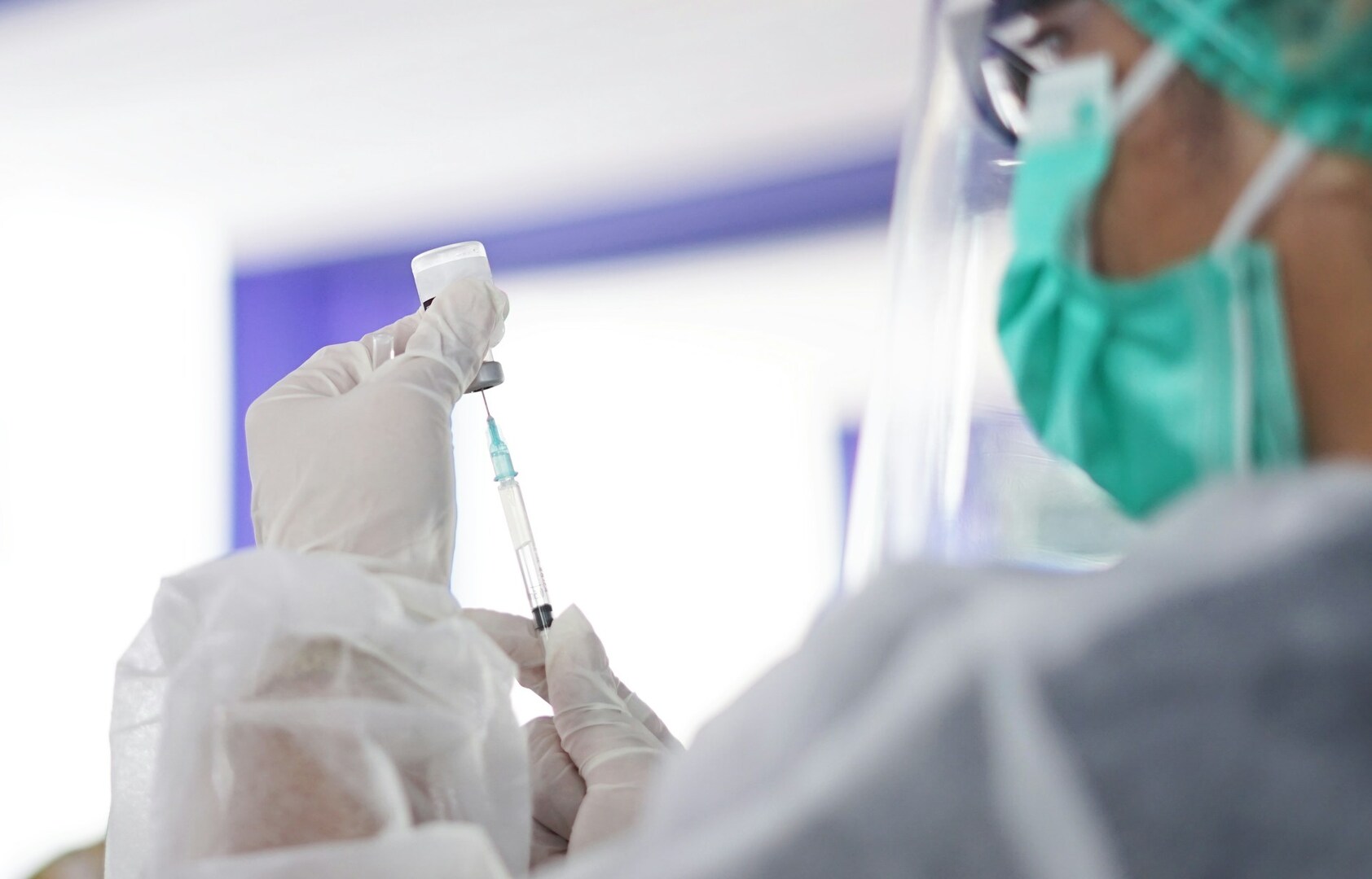 Professionnel de santé préparant une injection