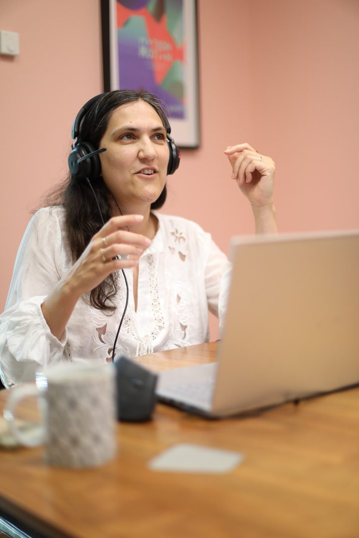 Équipe travaillant sur un projet de communication pour une école
