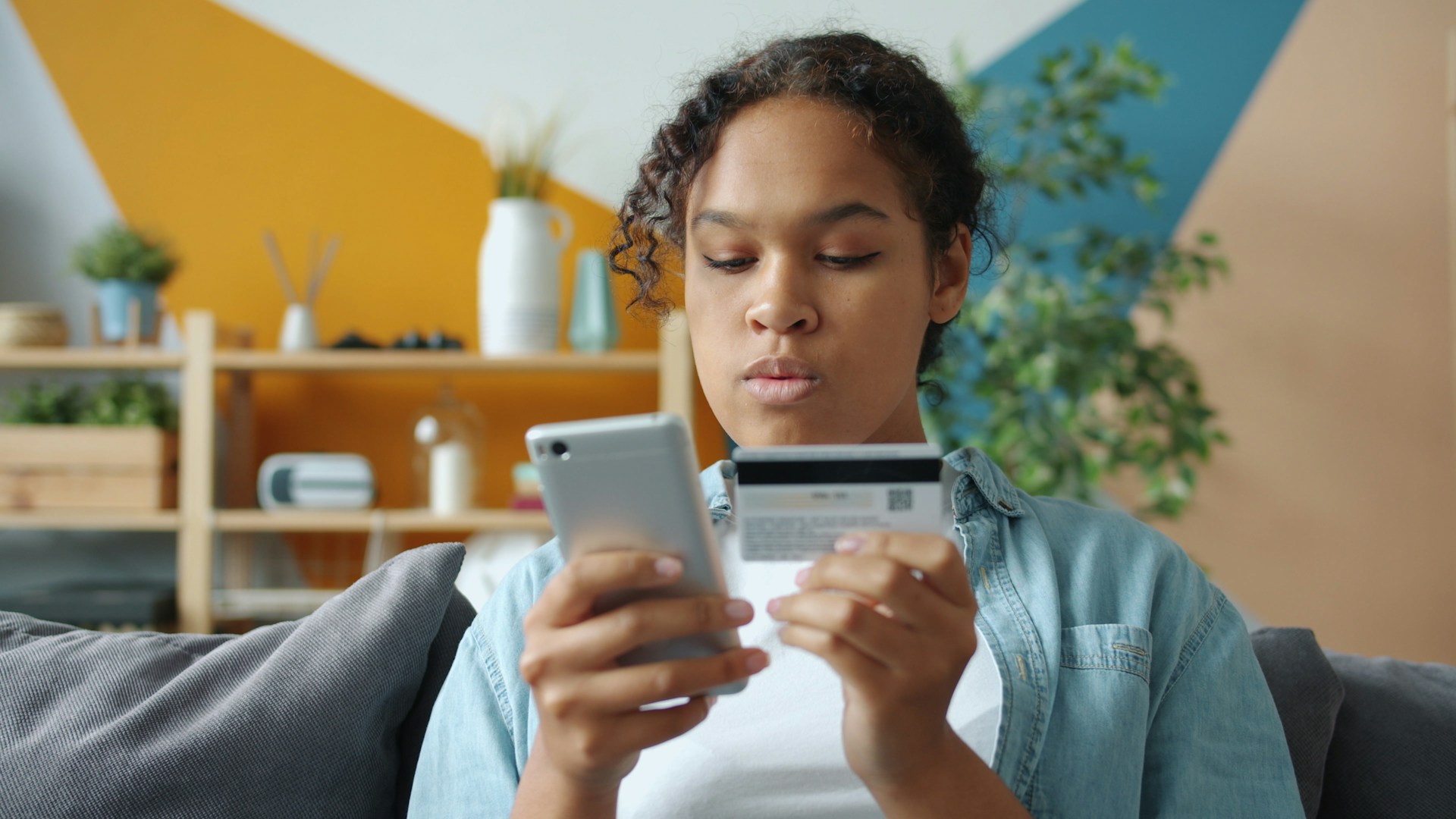 Personne effectuant un achat en ligne sur un site e-commerce
