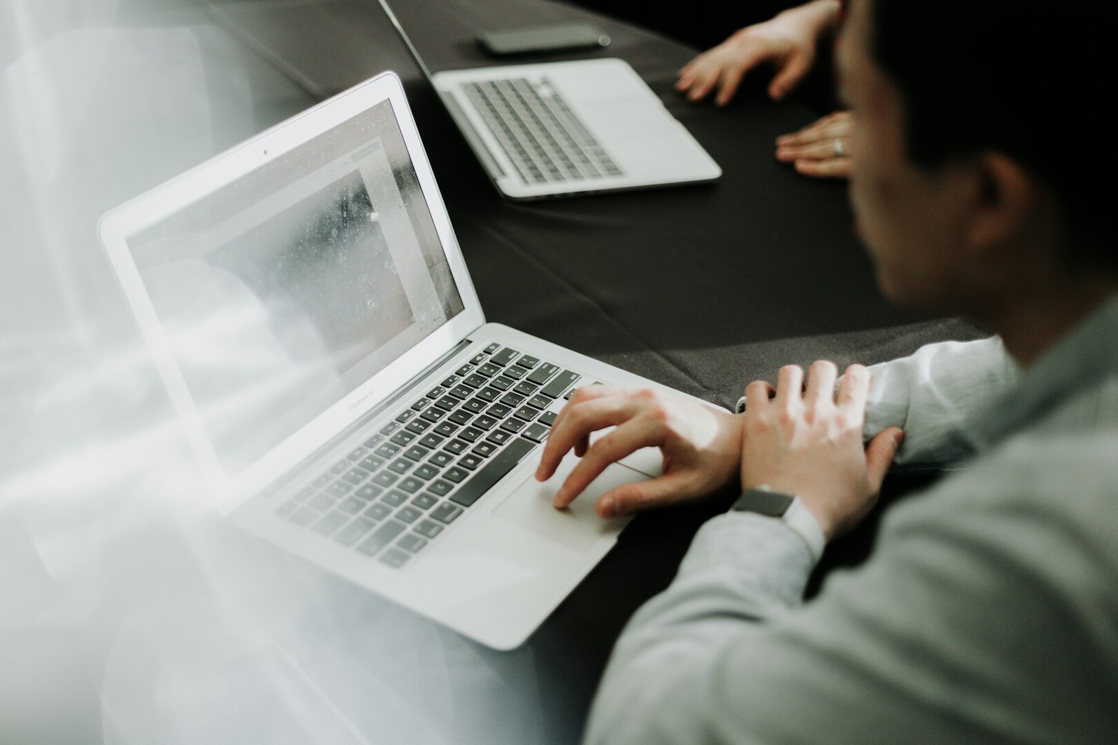 Réunion de travail pour le plan de communication d'une entreprise de services