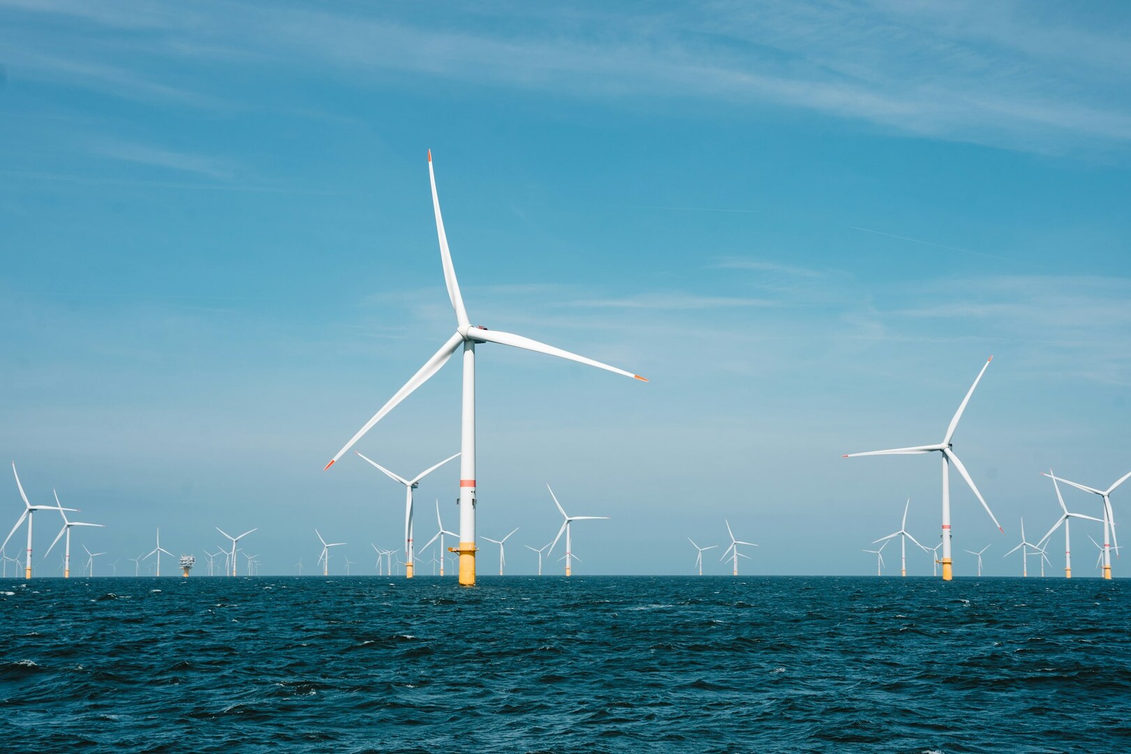 Eoliennes installées en mer dans le cadre de la production d'énergie renouvelable