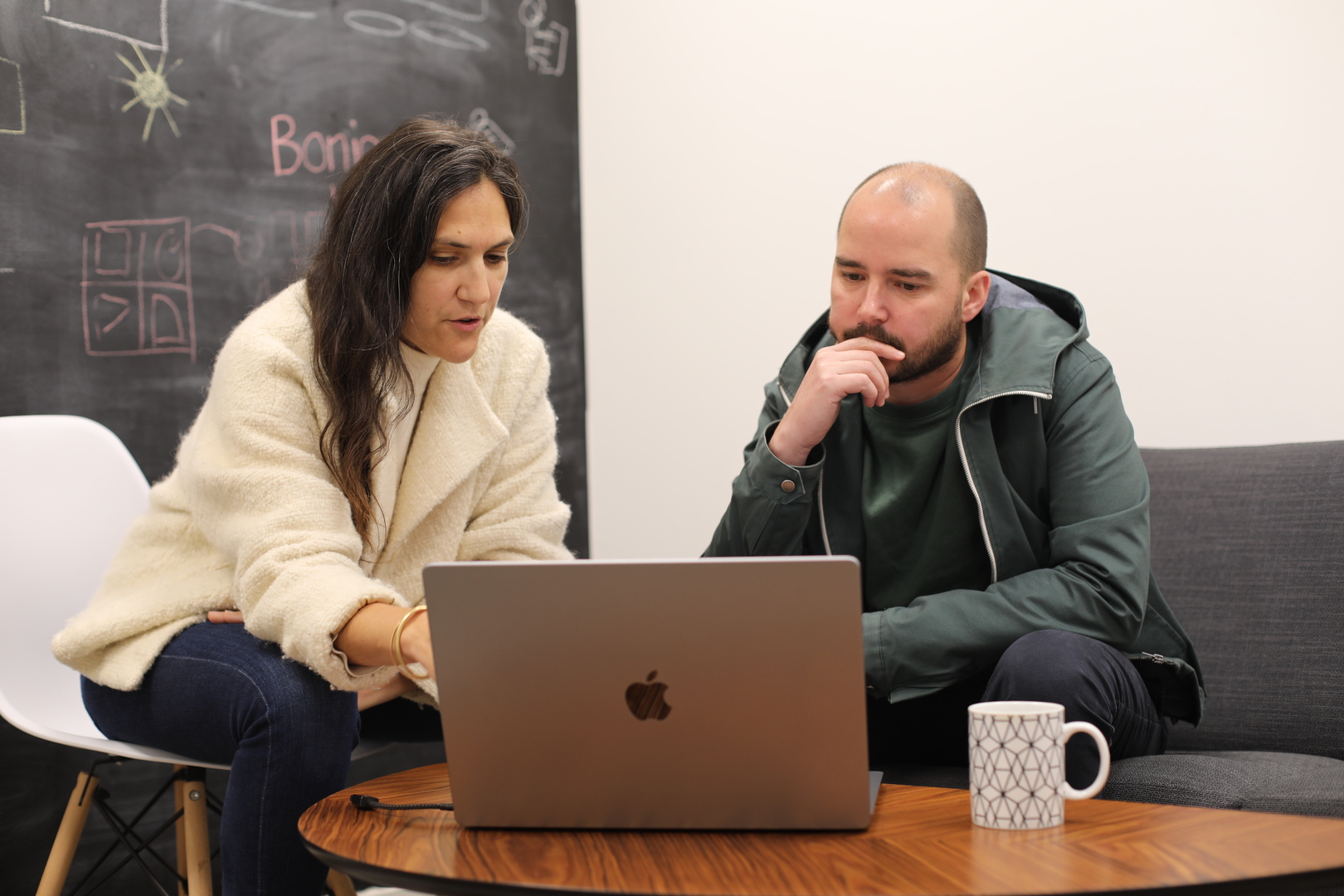 Equipe réunie pour concevoir un site e-commerce