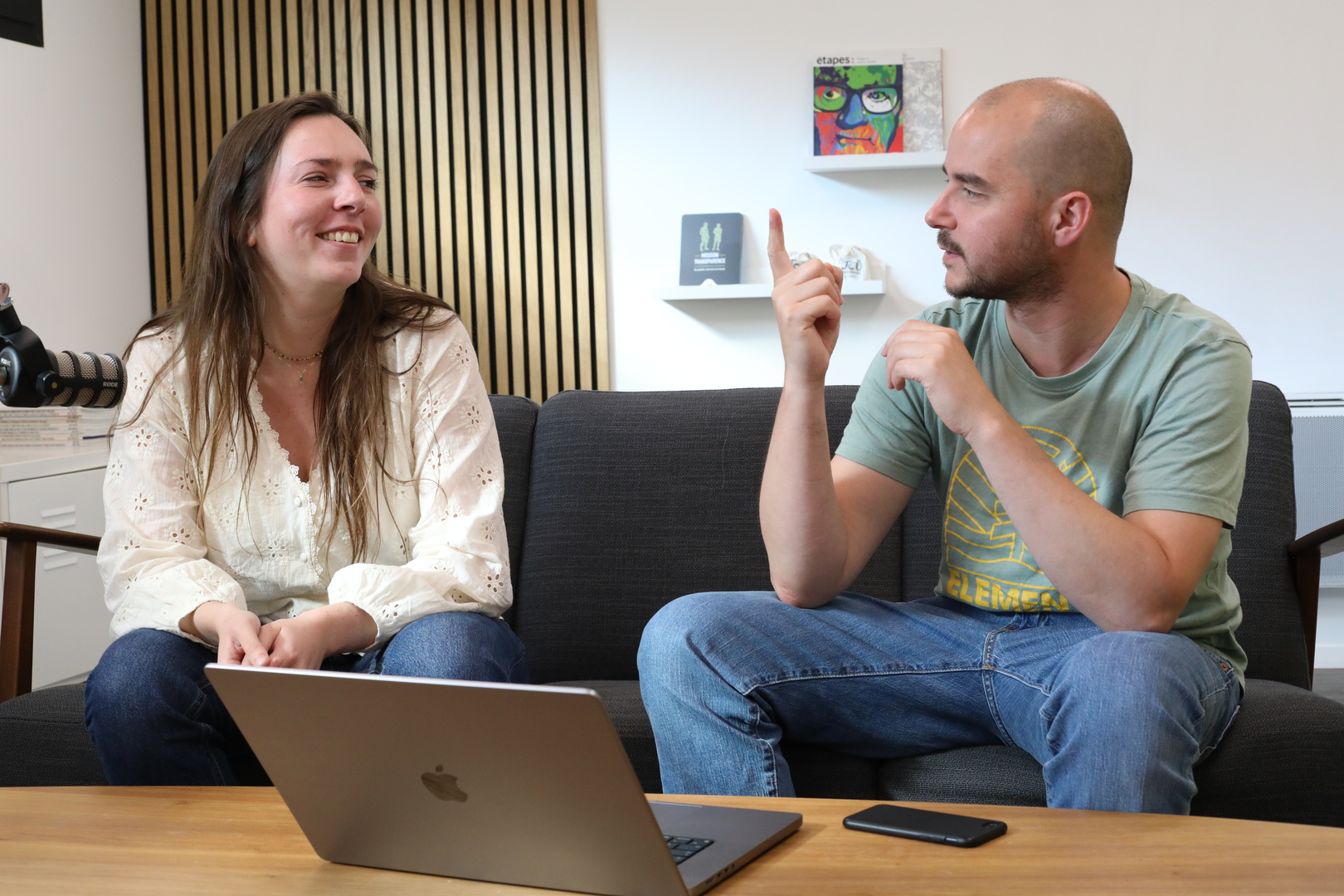 Équipe réunie autour d’un projet de communication industrielle