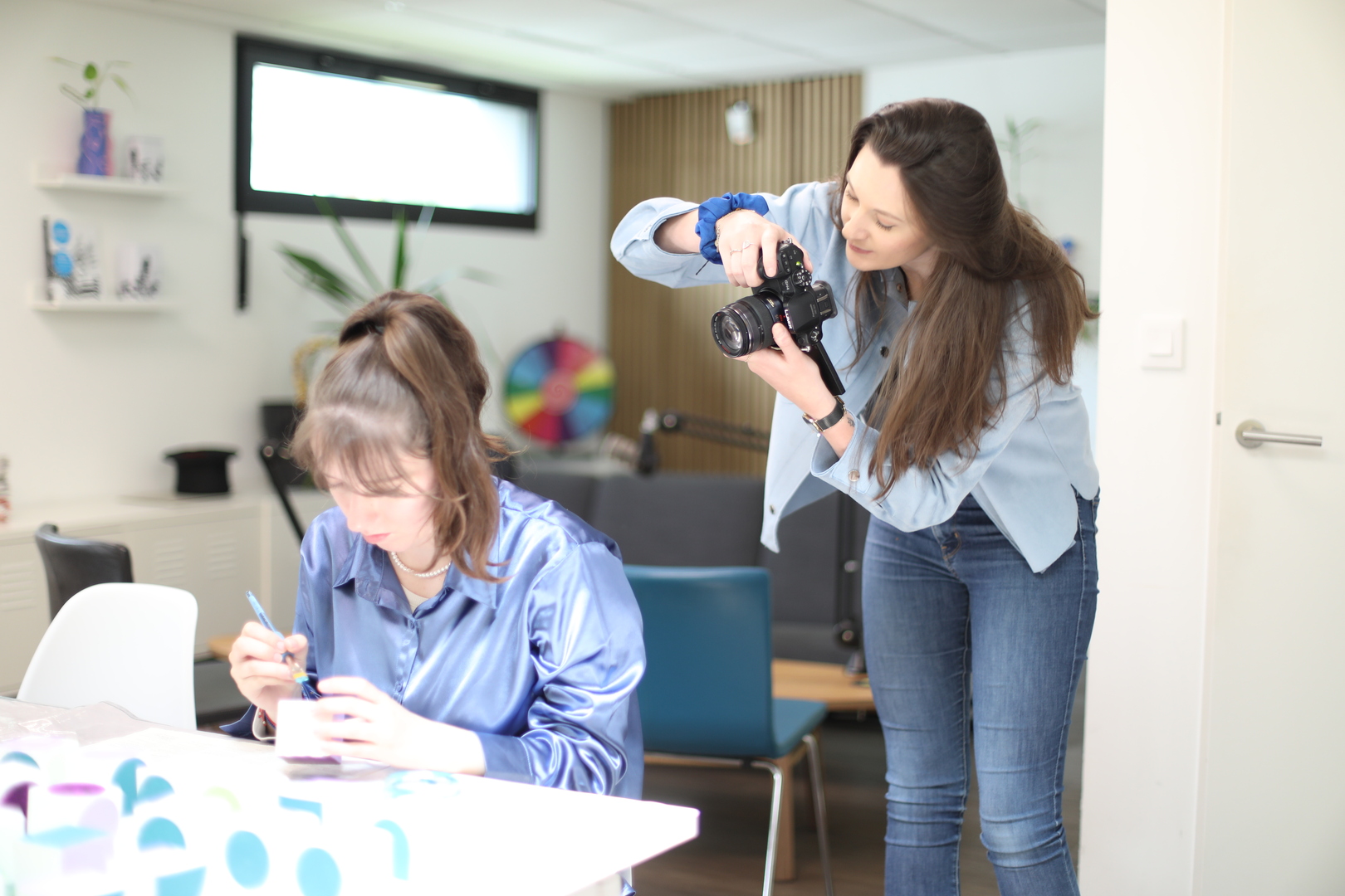 Photographe Concept Image réalisant une séance photo pour une association cliente de l'agence