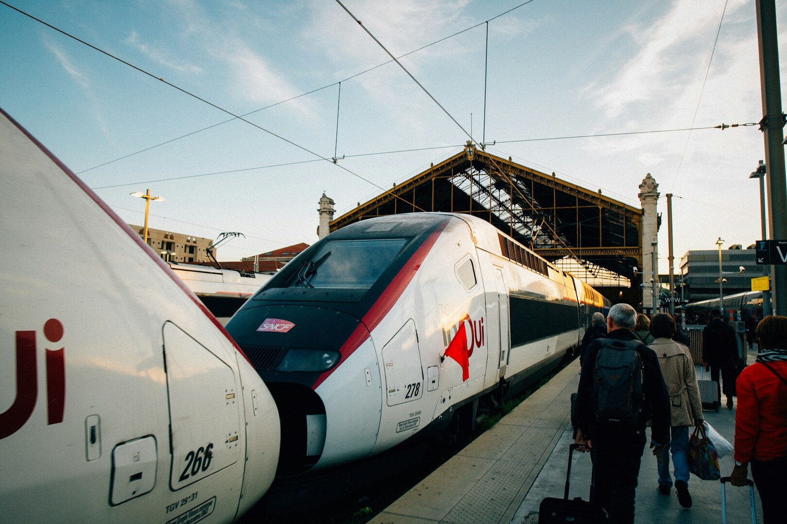 Train à quai dans une gare