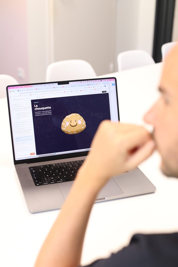 Directeur artistique de l'agence Concept Image à Rennes en train de structurer la veille créative et technologique