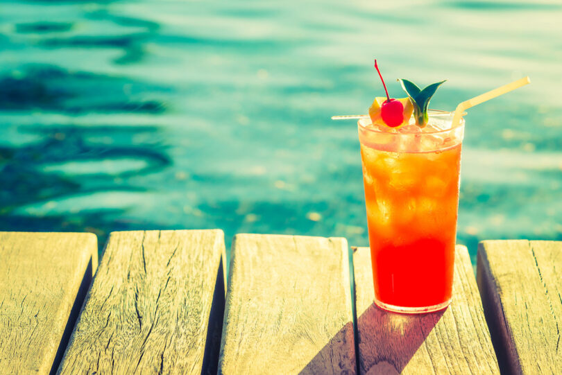 Un cocktail sur un ponton au bord de la mer