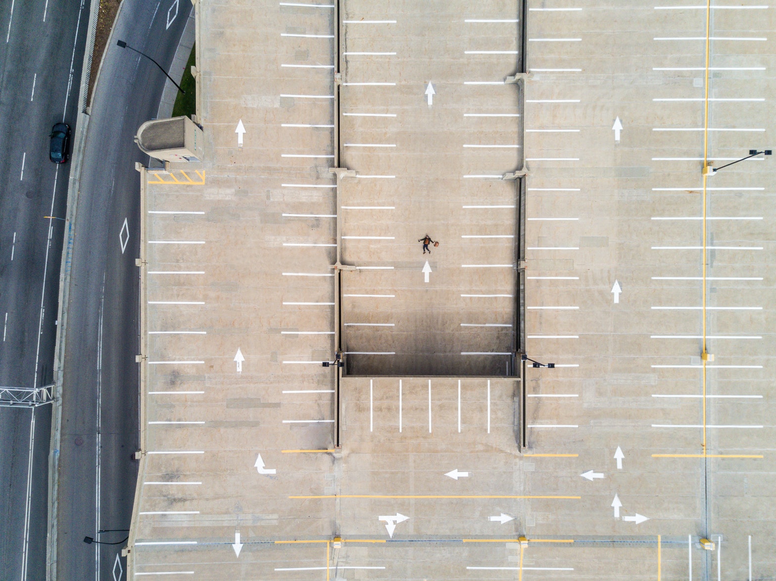 Parking vu de dessus avec de nombreuses flèches de direction.