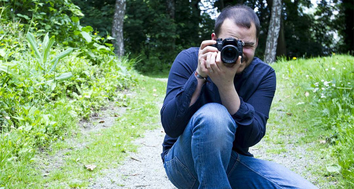 Un homme prend une photo