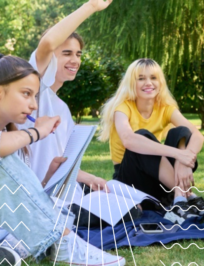 Jeunes en groupe assis sur la pelouse