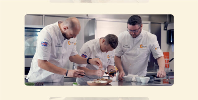Trois chefs en train de cuisiner ensemble dans une cuisine Solina