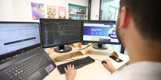 Développeur en train de travailler sur un site internet WordPress chez Concept Image à Rennes
